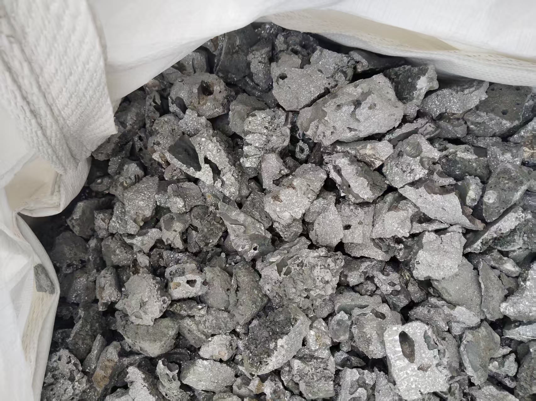 What are the benefits of adding flux to low-carbon ferrochrome?