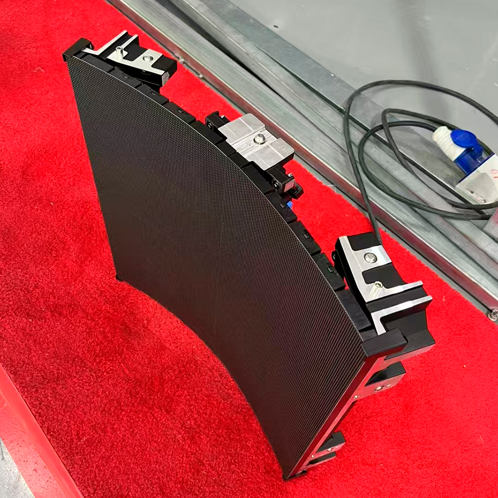What Makes Curved LED Screens a Trending Choice for Advertisers?