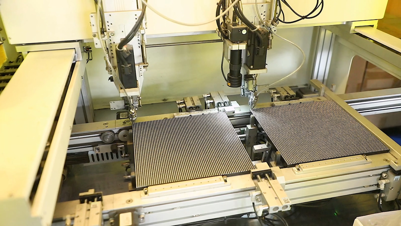 How to Choose the Best LED Display Manufacturer for Your Business Needs