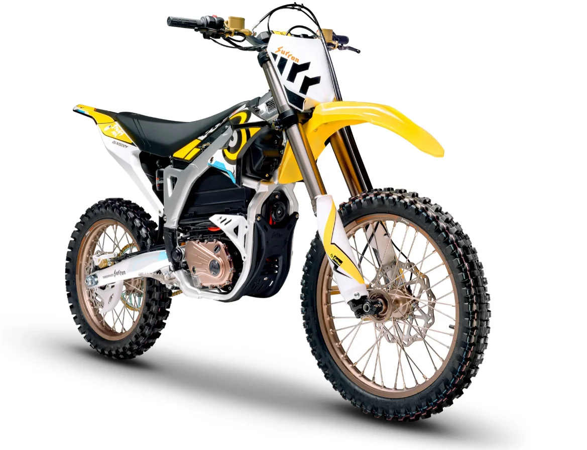 ¿Cómo se desempeña la motocicleta eléctrica todoterreno ligera Surron Ultra Bee en terrenos extremos fuera de carretera?