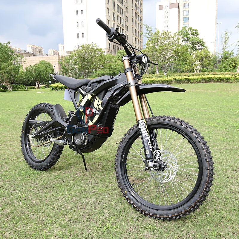 ¿Qué ventajas en cuanto a par motor ofrecen las motocicletas eléctricas de trial Surron para superar troncos?