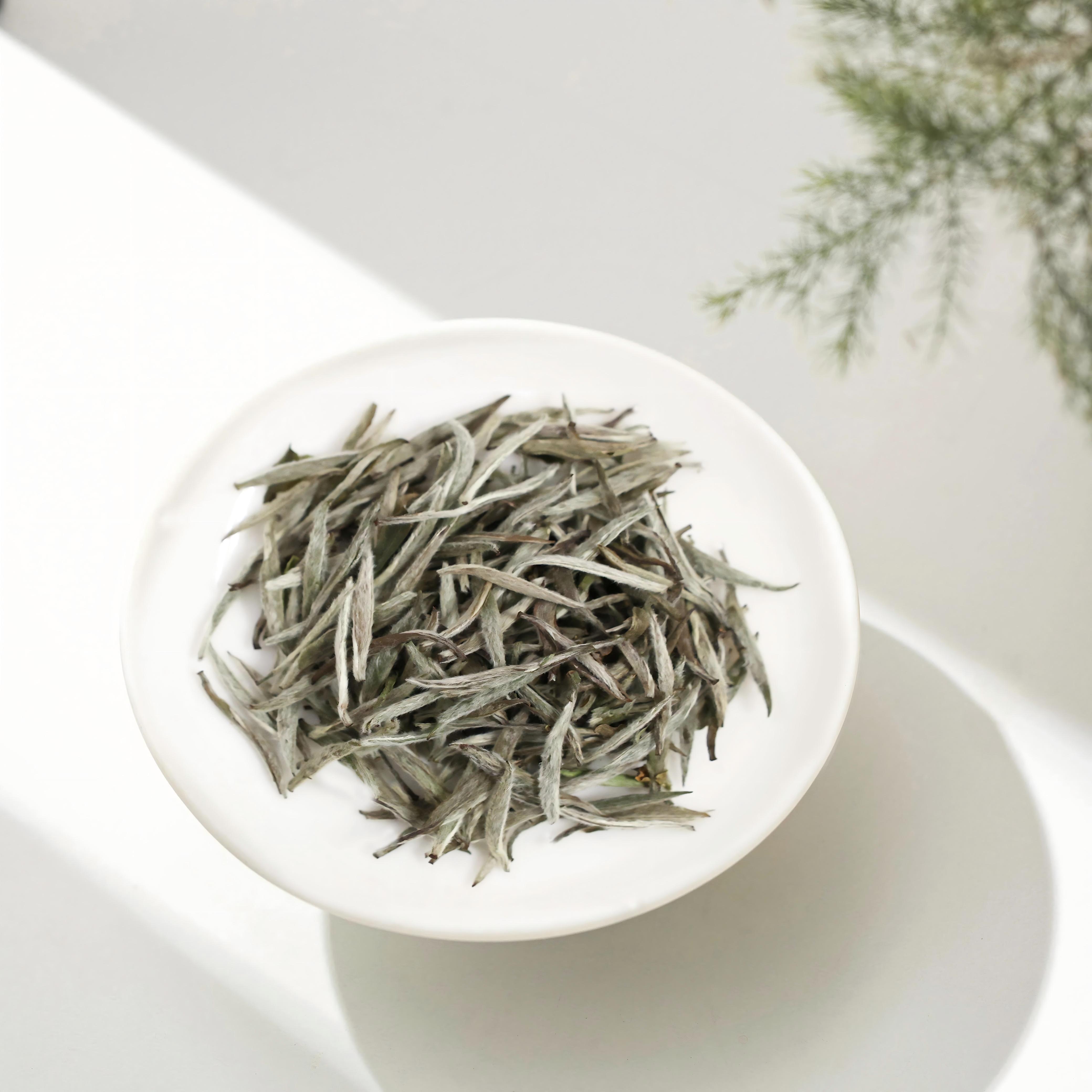 Looking for a relaxing afternoon? Discover the charmful white tea to sip and unwind with