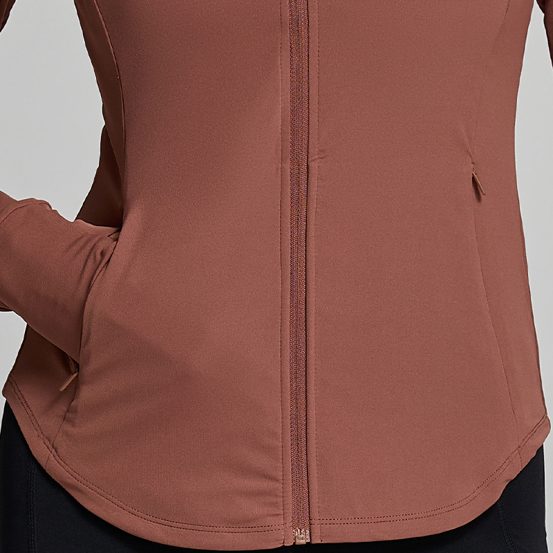 Kurtka sportowa z kołnierzem stojącym i ukrytą kieszenią na boku z zamkiem błyskawicznym