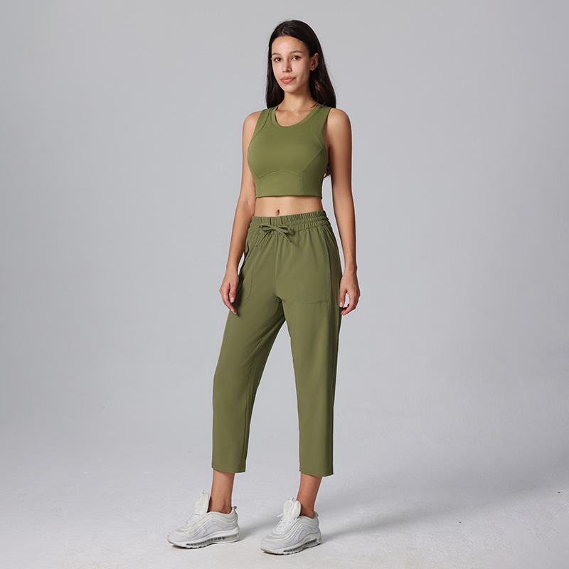 Pantaloni cropped con vita alta, coulisse, gamba larga e comoda, dotati di tasche