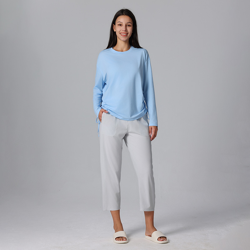 Pantaloni cropped con vita alta, coulisse, gamba larga e comoda, dotati di tasche
