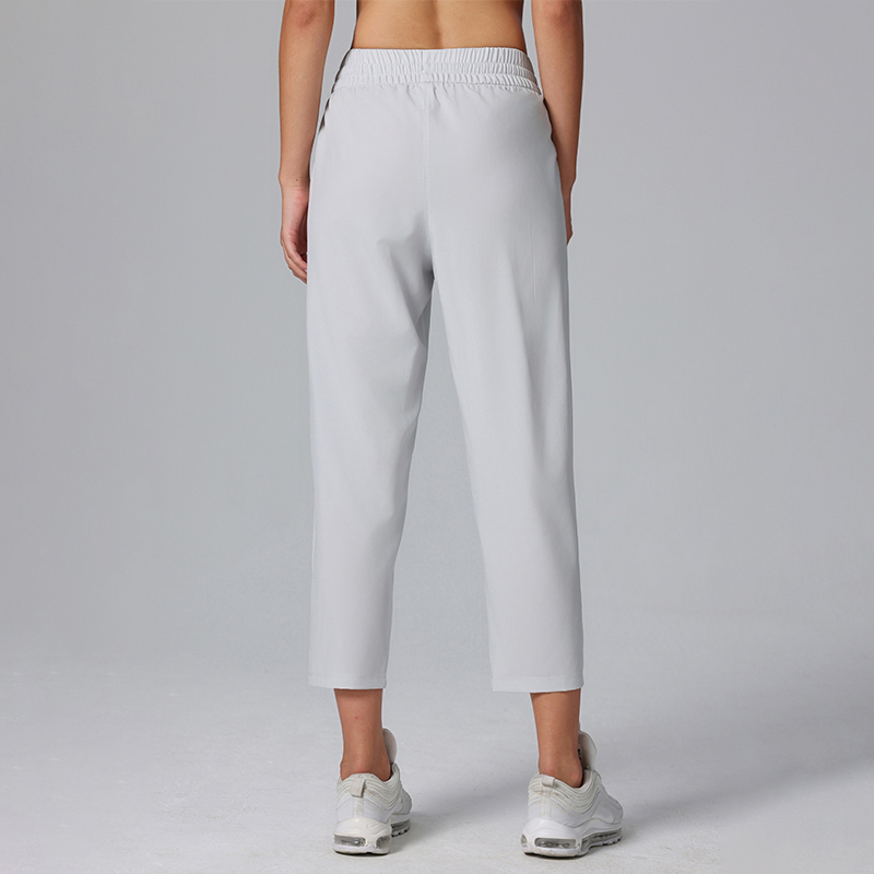 Pantaloni cropped con vita alta, coulisse, gamba larga e comoda, dotati di tasche