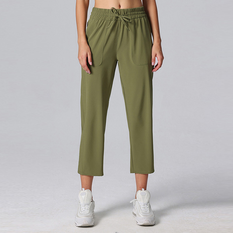 Pantaloni cropped con vita alta, coulisse, gamba larga e comoda, dotati di tasche