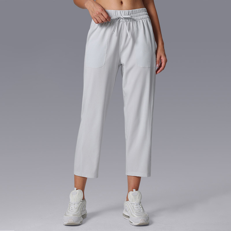 Pantaloni cropped con vita alta, coulisse, gamba larga e comoda, dotati di tasche