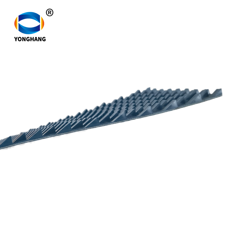 สายพานลำเลียง PVC รูปสามเหลี่ยมกลับหัวสีเข้มอมเขียว พร้อมฟันเลื่อย