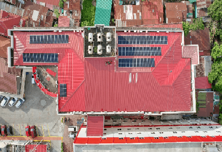 Cómo mantuvimos 200 paneles solares en un tejado durante los vientos de un tifón
