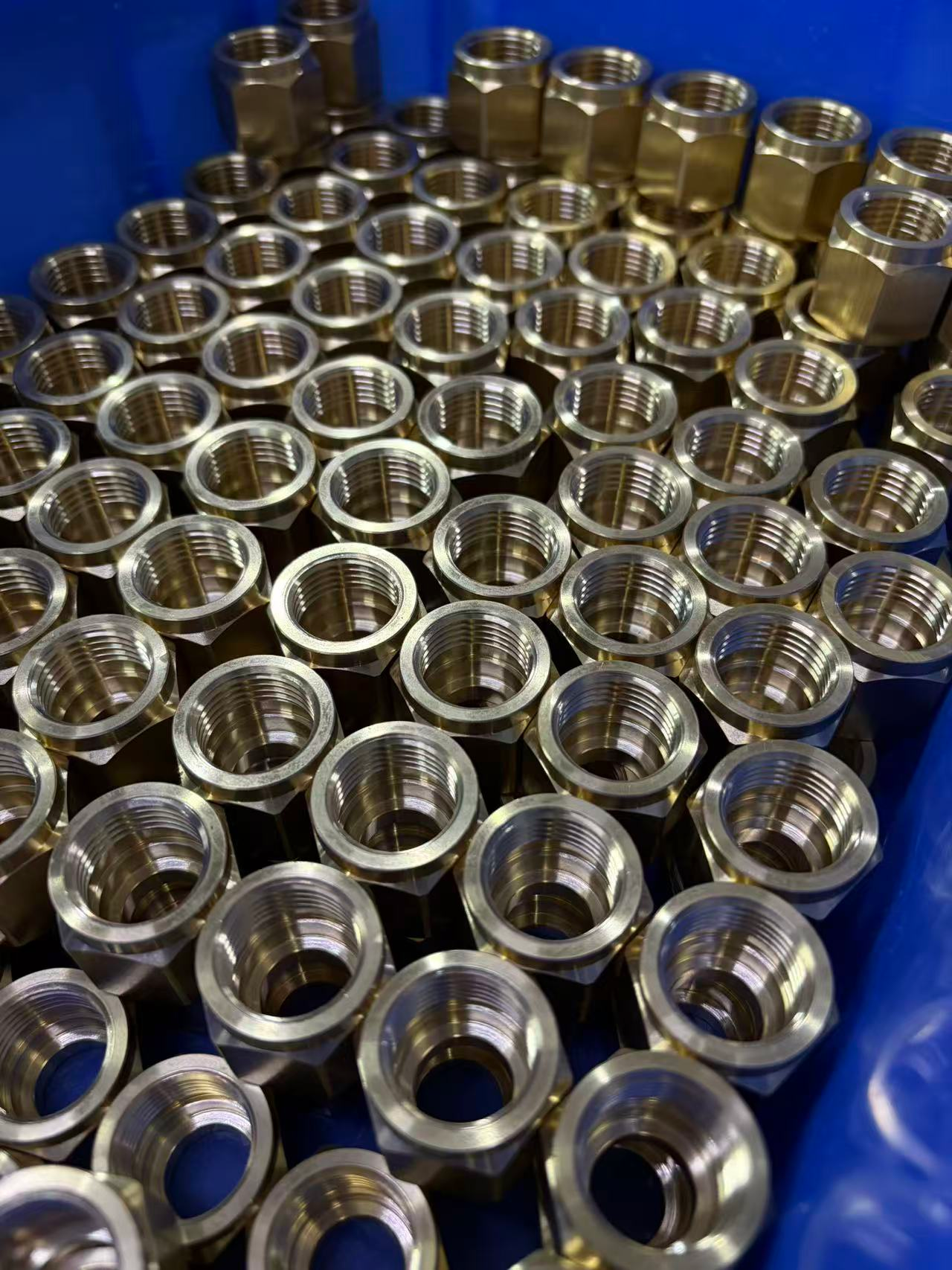 Come Ridurre i Tempi di Consegna con la Fresatura CNC a Basso Volume per Ordini Personalizzati?