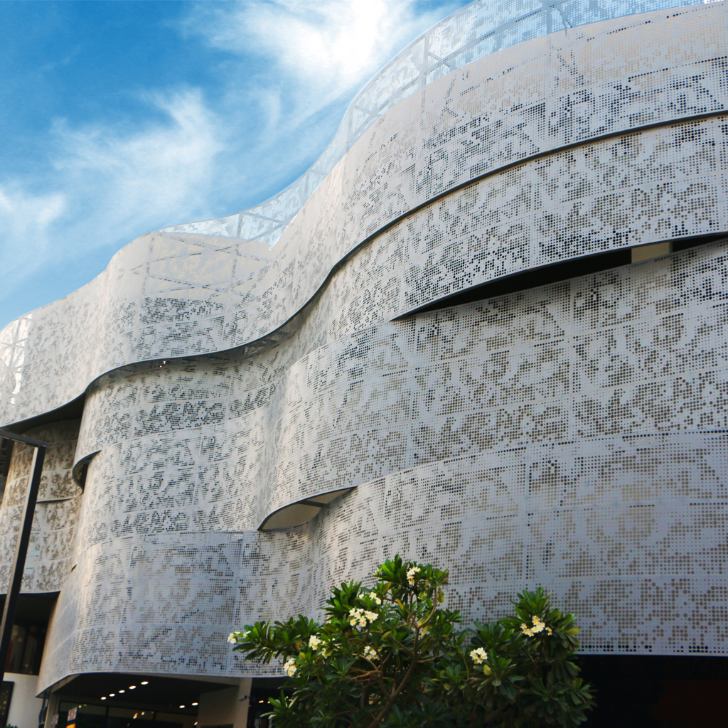 Tinulungan ng ALUMTIMES ang kumpletuhin ang pag-install ng mga perforated aluminum panels sa isang parking lot sa Bahrain
