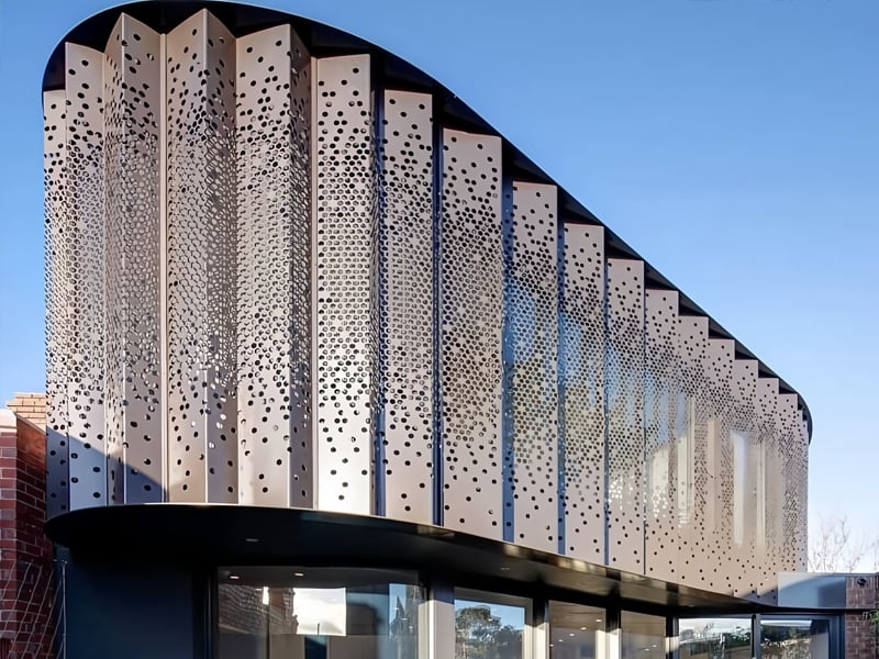 Umsetzung einer perforierten Aluminiumfassade: Schritte