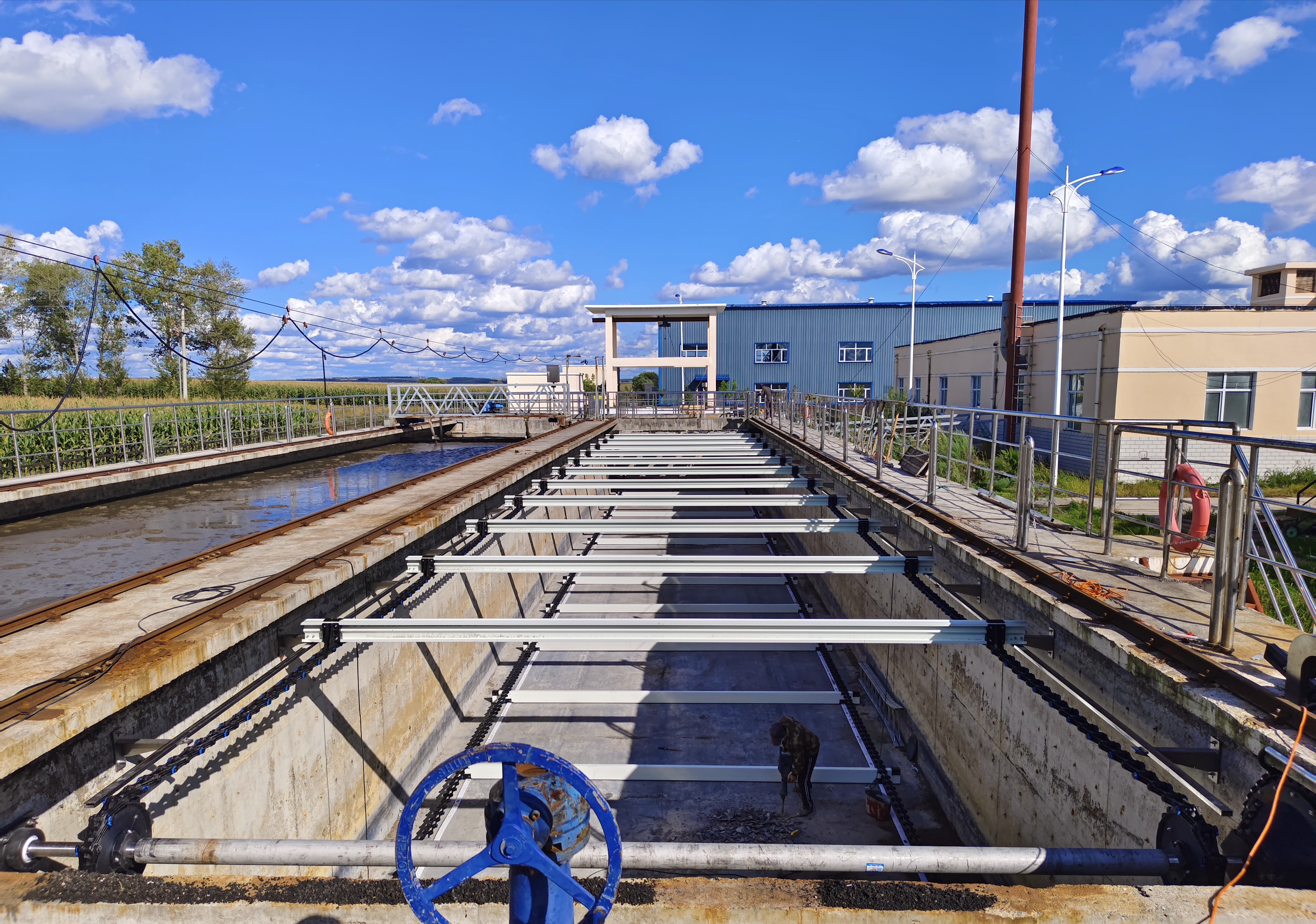 Kuri nemetāliskie dubļu skrāpji samazina enerģijas patēriņu par 20% notekūdeņu attīrīšanai?