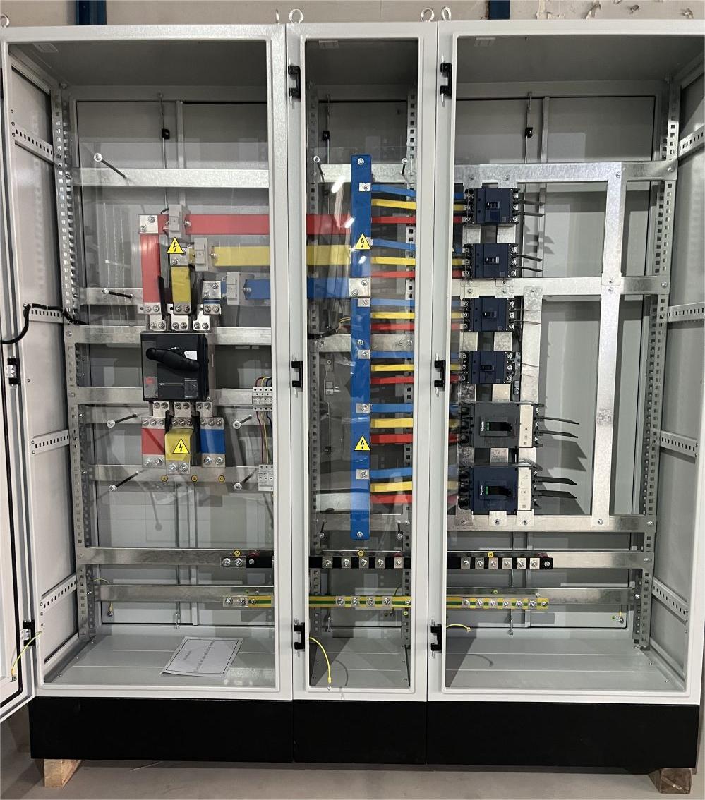 Jak dimenzovat solární kombinační rozvaděč pro elektrárny o výkonu 1,5 MW: Kontrolní seznam hodnocení pojistek, proudové zatížitelnosti sběrnice a úbytku napětí