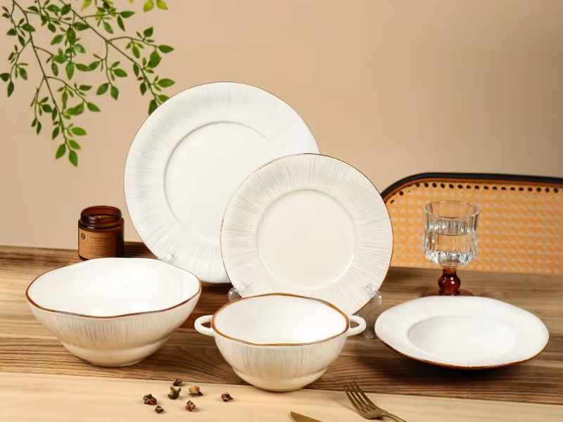 Jak bílé porcelánové talíře dělají jídlo chutnější