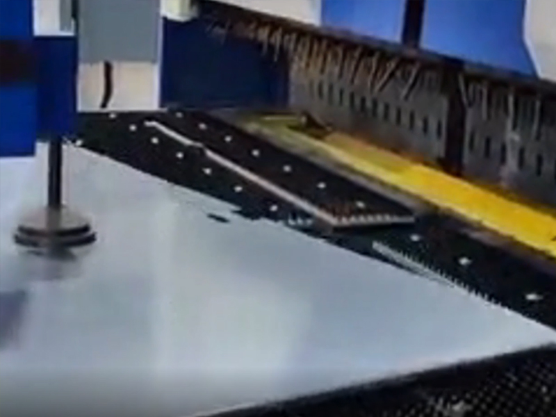 Comment produire une porte coupe-feu en acier OEM avec une machine à perçage