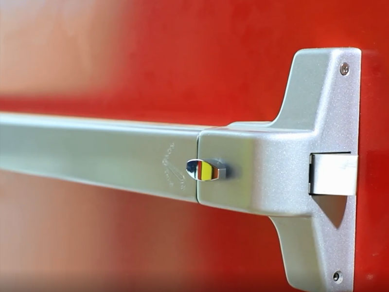 Comment installer un dispositif de panique sur une porte coupe-feu en acier homologuée UL