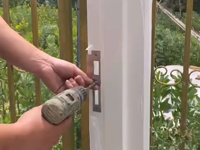 Como instalar um batente de HM, folha de porta de madeira, fechadura de porta contra fogo e amortecedor de porta