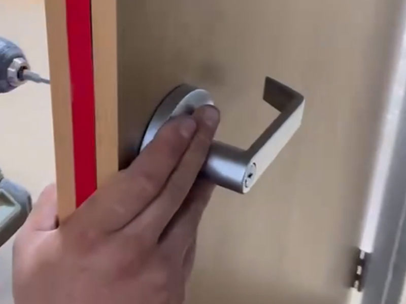 Tutoriel d'installation de dispositif de panique à barre poussoir pour portes coupe-feu