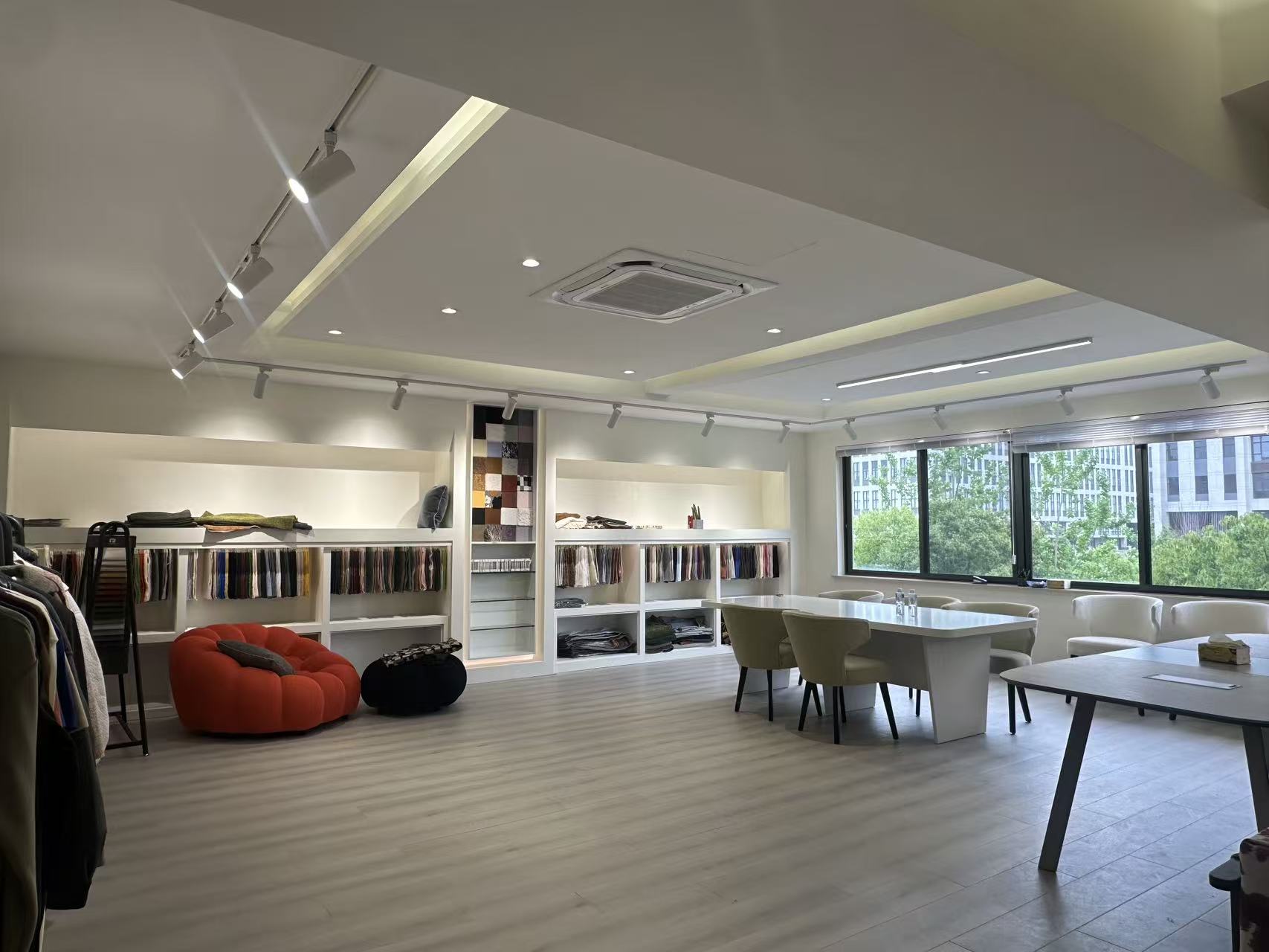 Eche un vistazo más de cerca a nuestra sala de exposición recién renovada