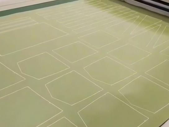 Inflatable model fabric multi-layer cutting precision