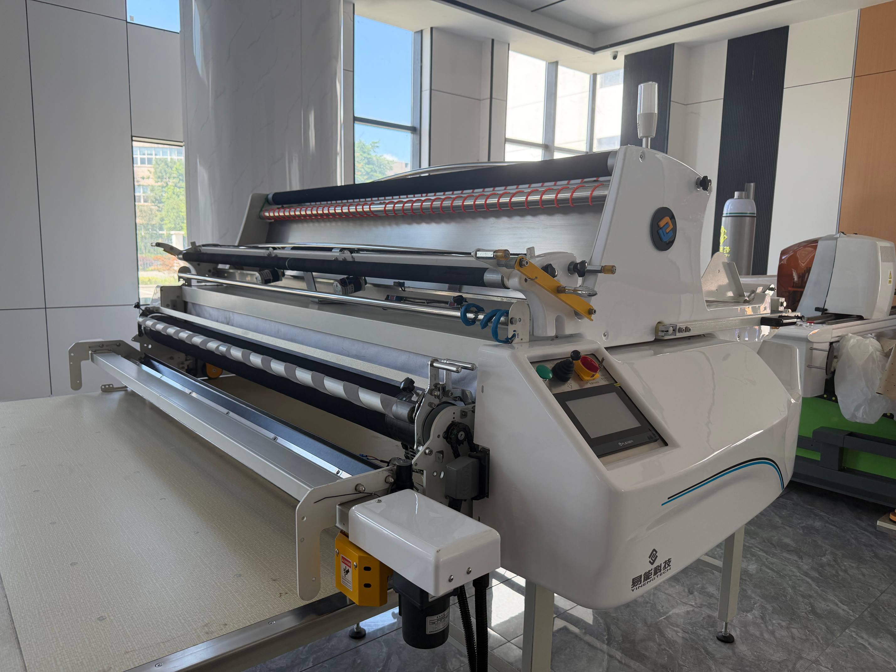 YINENGTECH KP-L Economical Intelligent Fabric Spreader for Fashion Industry