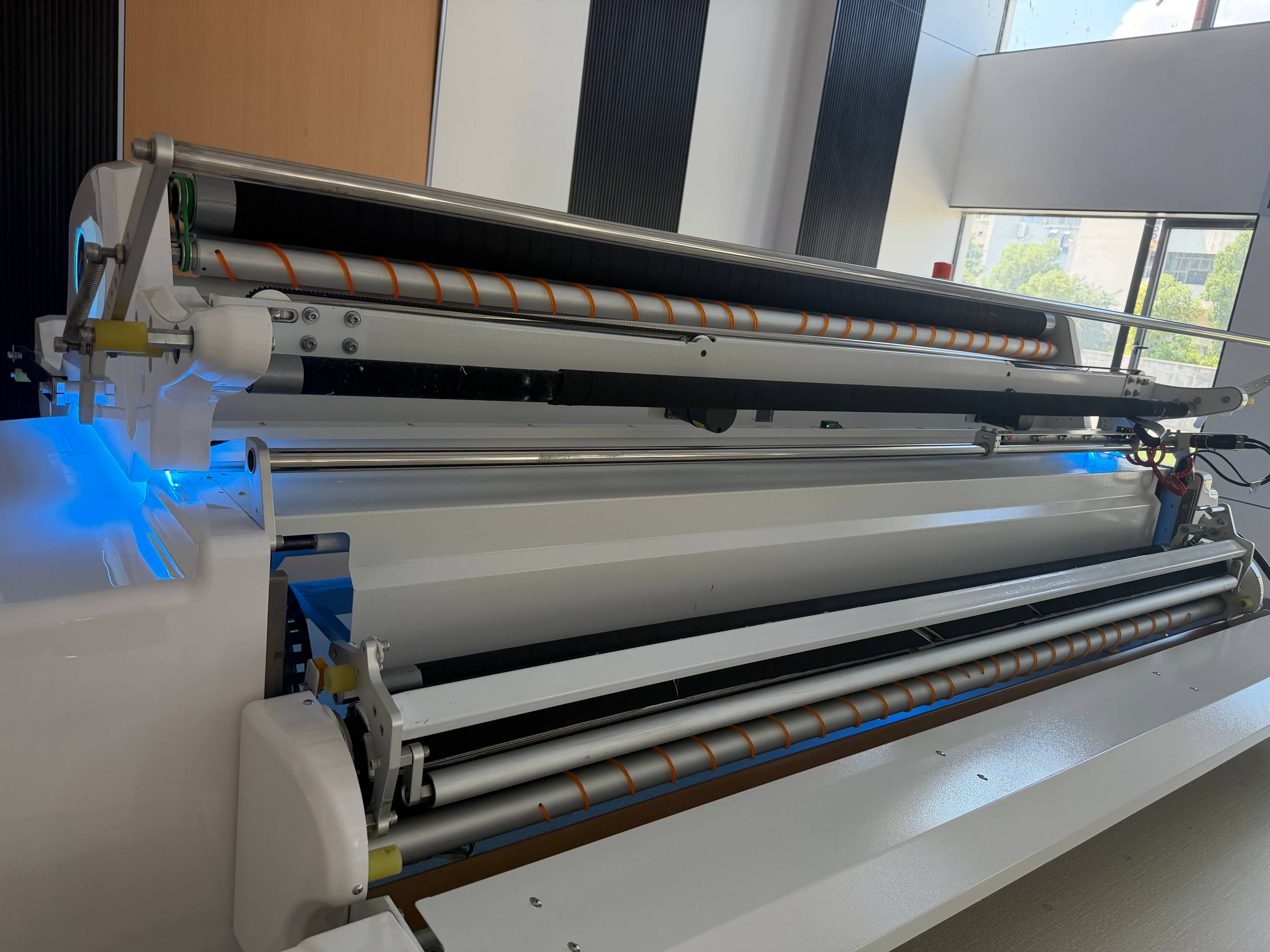 Multi-rod tension-free unwinding system design