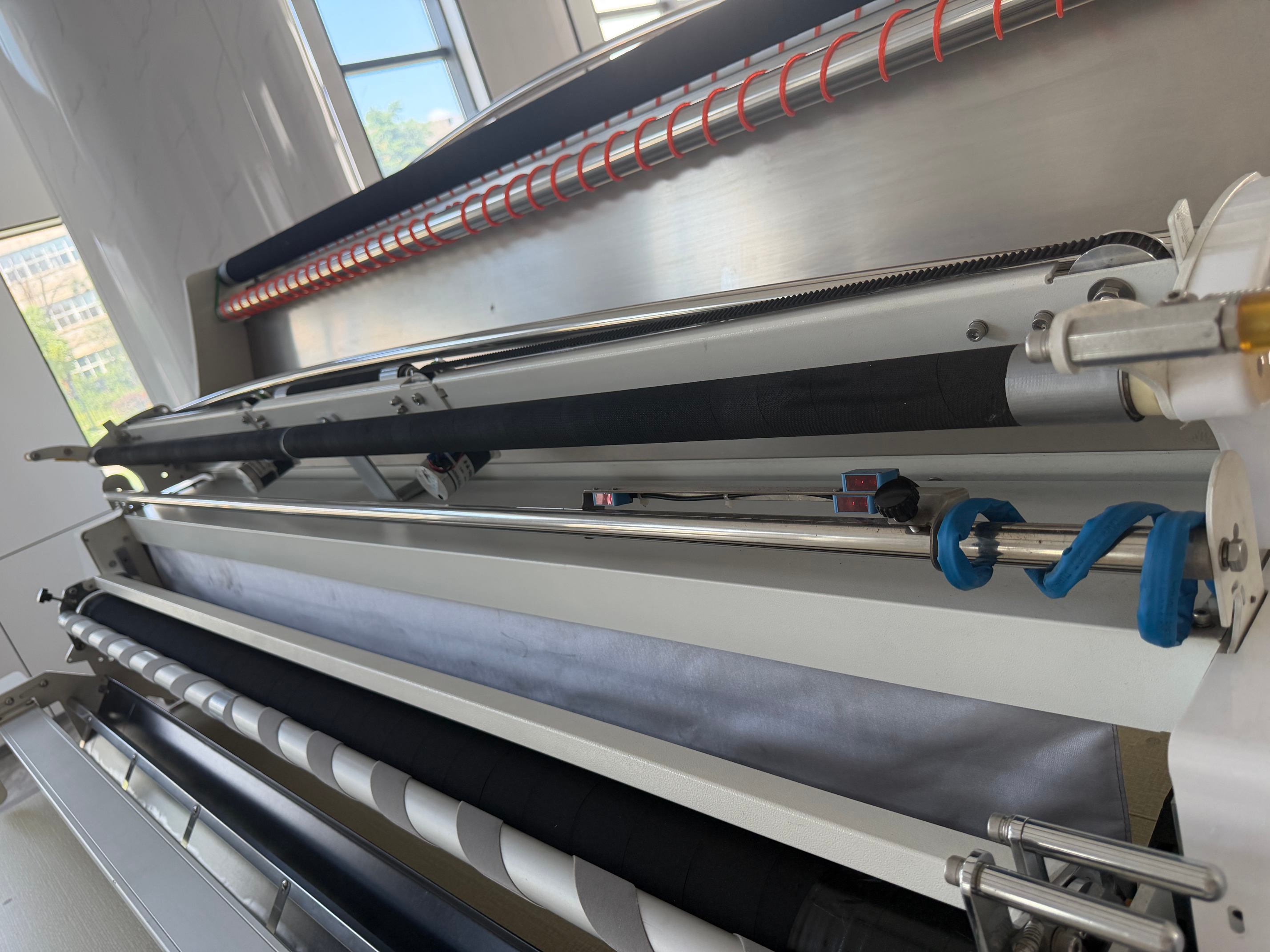 High-precision helical gear transmission system for fabric spreading
