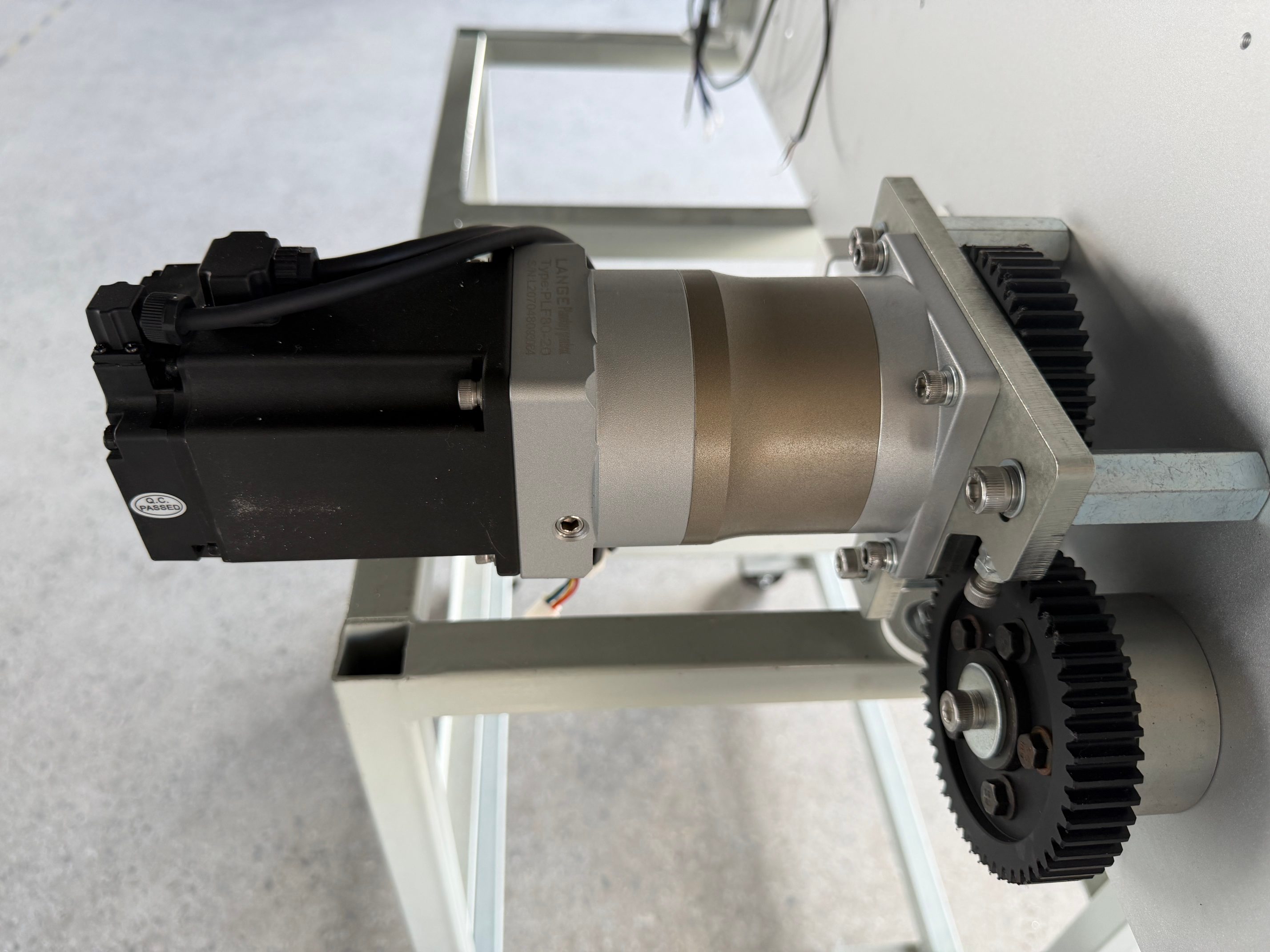 Dual-drive servo motor system for fabric spreading