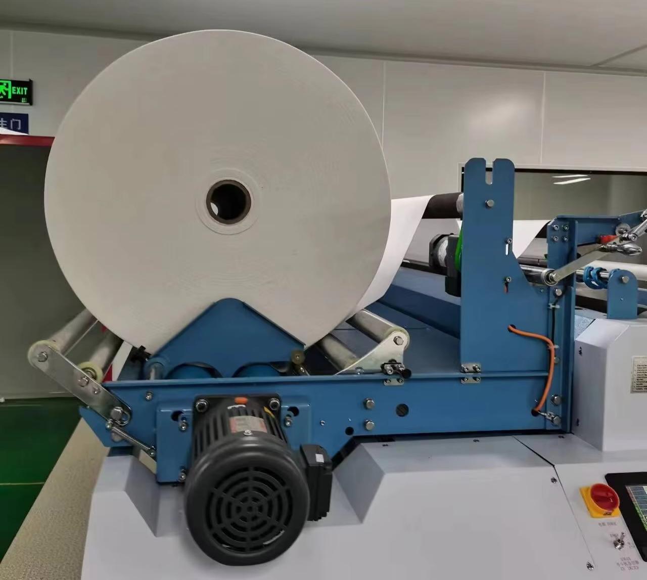 Automatic lifting device with adjustable stroke for fabric thickness