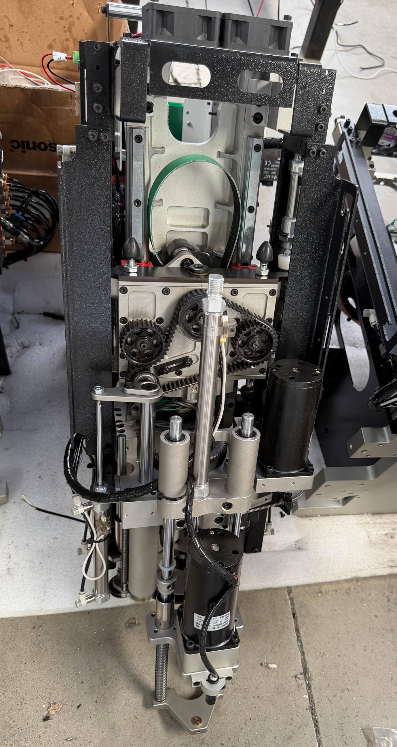 Heavy-duty cutting head assembly with bearings and components