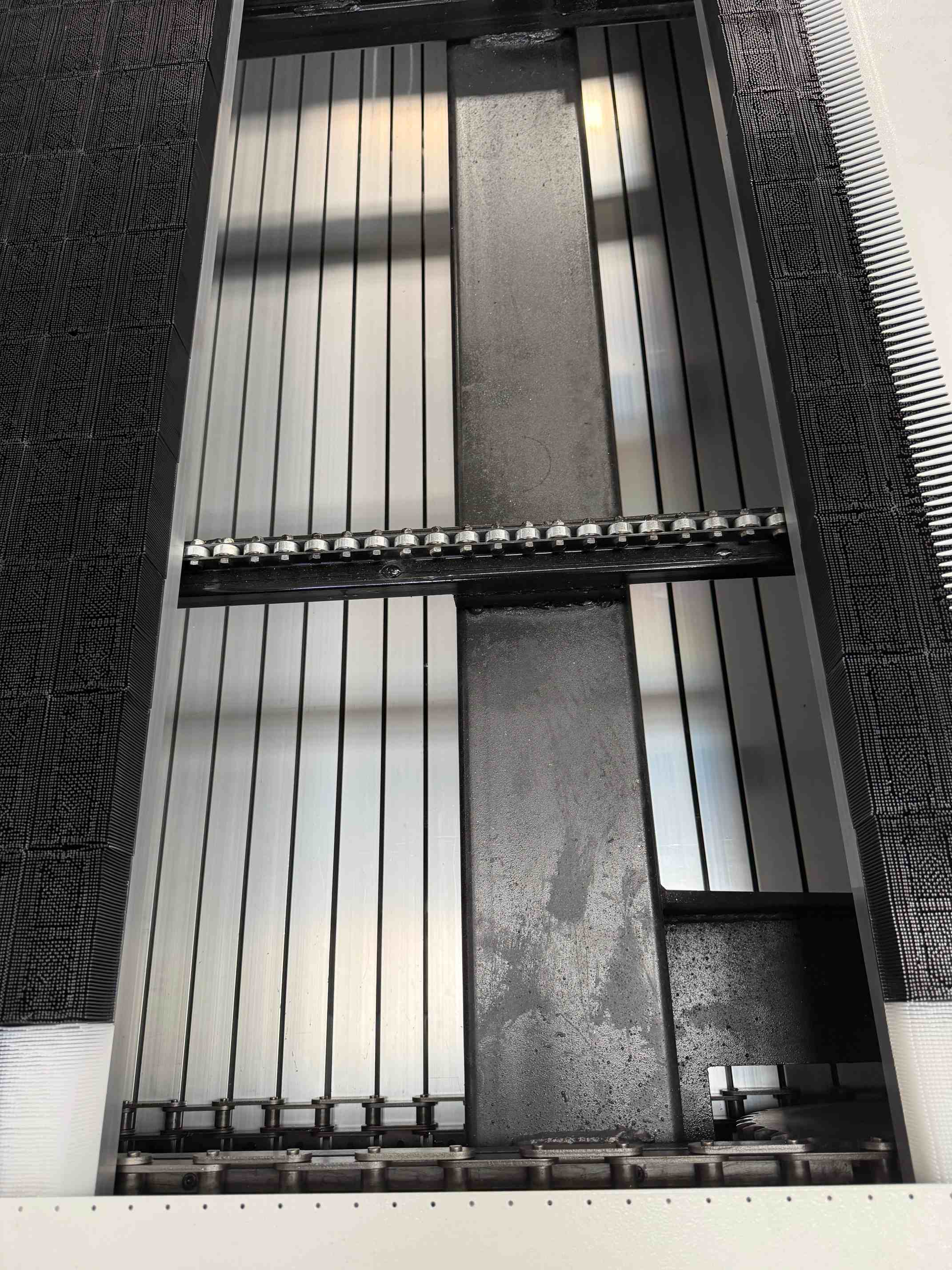 Heavy-duty vacuum suction system for fabric stability