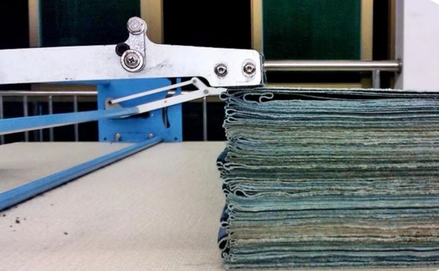 Folding attachment for reciprocating fabric spreading patterns