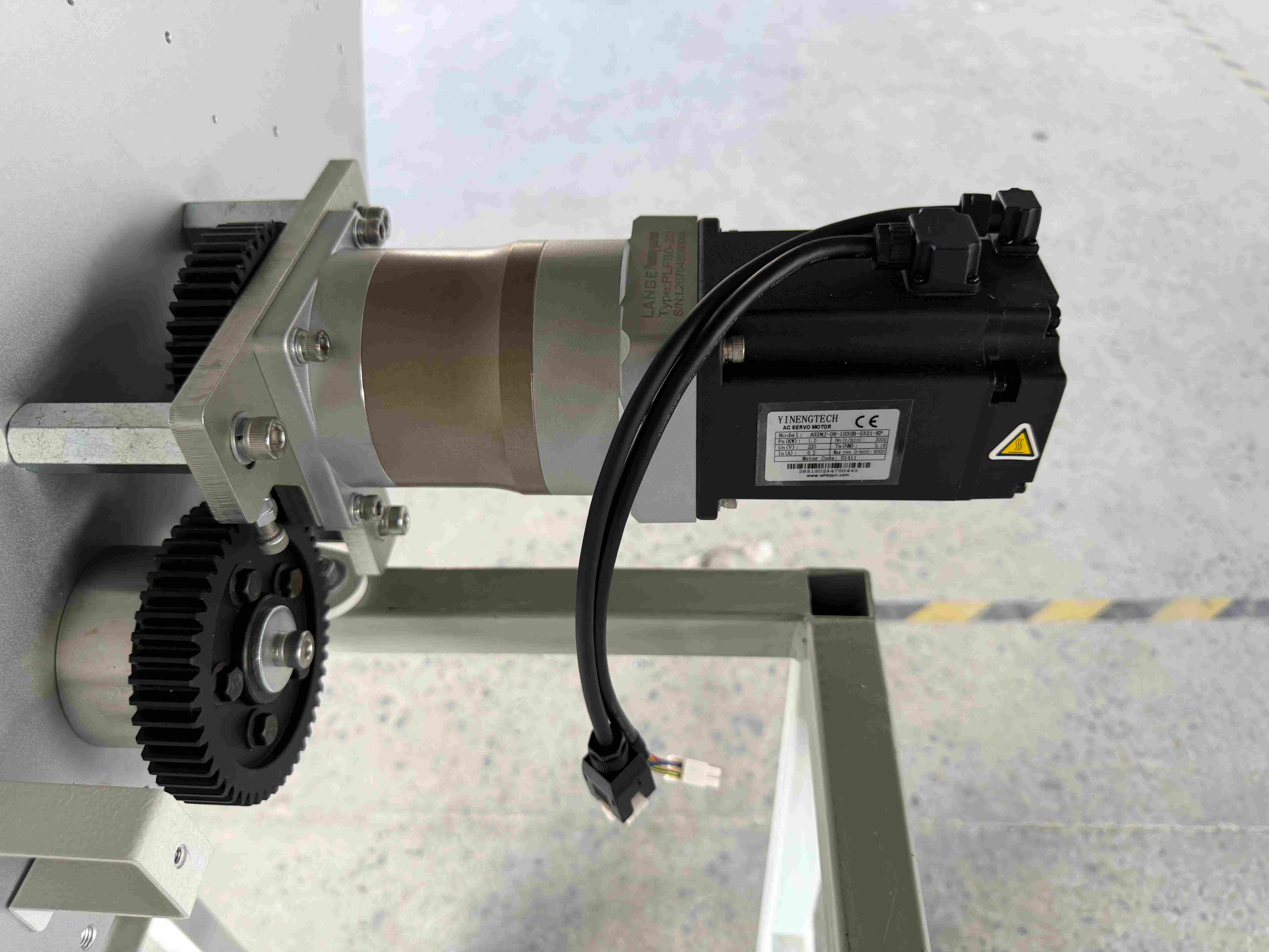 Synchronized dual-drive servo traveling motor system