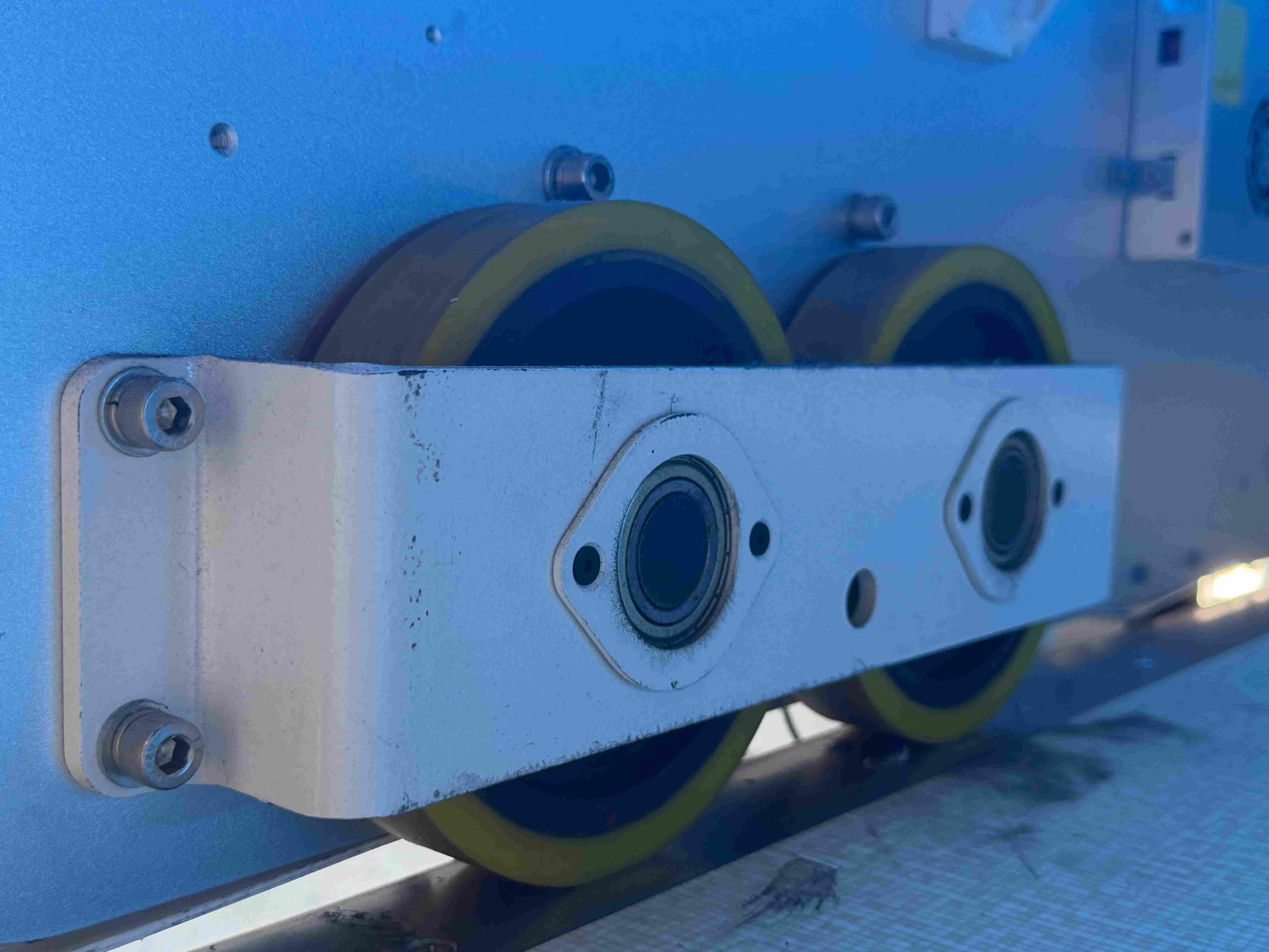 Independent six-wheel travel structure for stability