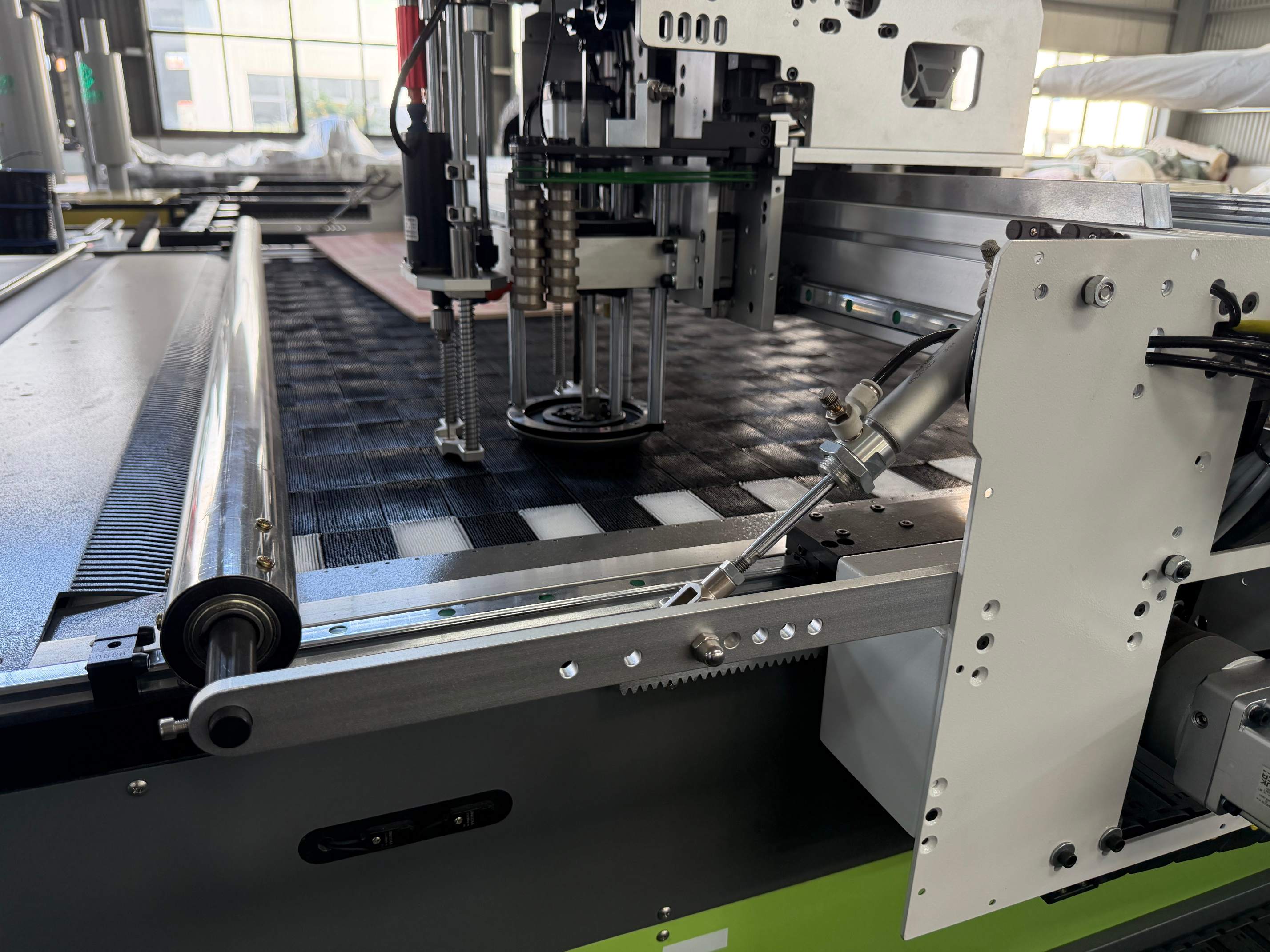 Automatic secondary cover film system vacuum control