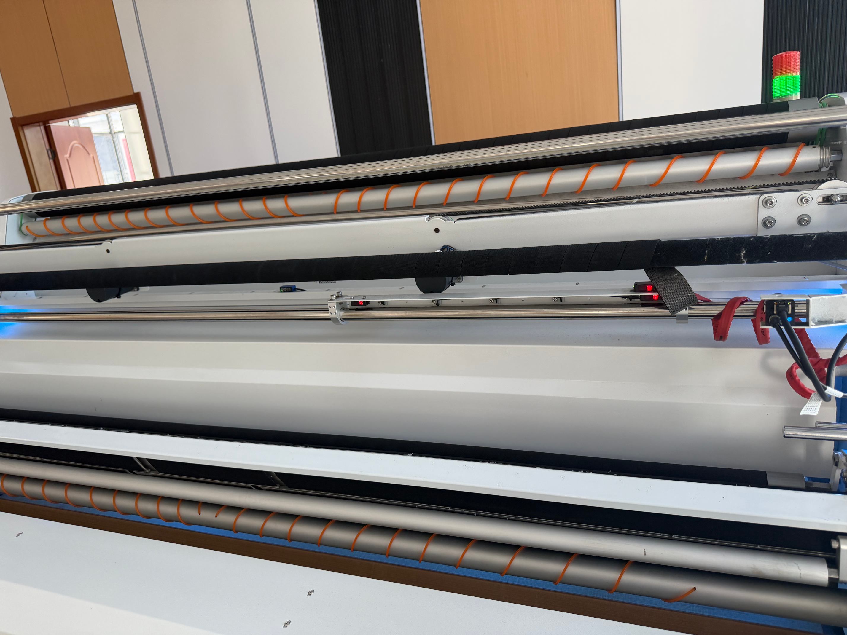 Multi-rod tension-free unwinding fabric bin device