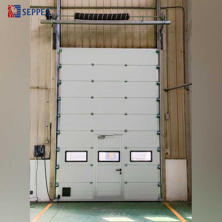 Accès facile et pratique avec des portes sectionnelles en acier