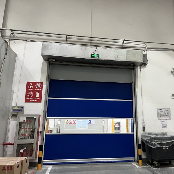 Protéger votre entreprise avec des portes roulantes industrielles à haute vitesse