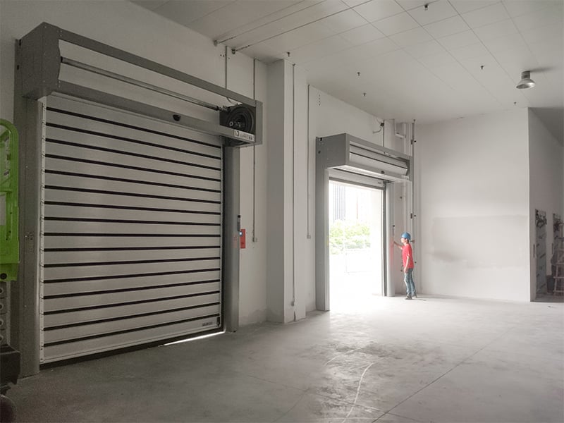 Comment les portes rapides enroulables réduisent les pertes énergétiques dans les installations