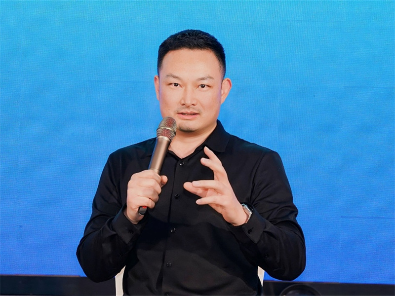 Á summitfundinum við Shanghai Jiao Tong-háskóla ræddi Yang Yuanjia frá SEPPES Doors um viðskiptaframsókn og samhverf vexti