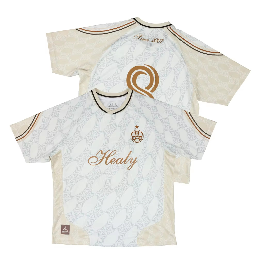 Klasický styl, moderní pohodlí, retro fotbalový dres, bílá a béžová unisex streetová košile, pohodlné vintage americké fotbalové tričko