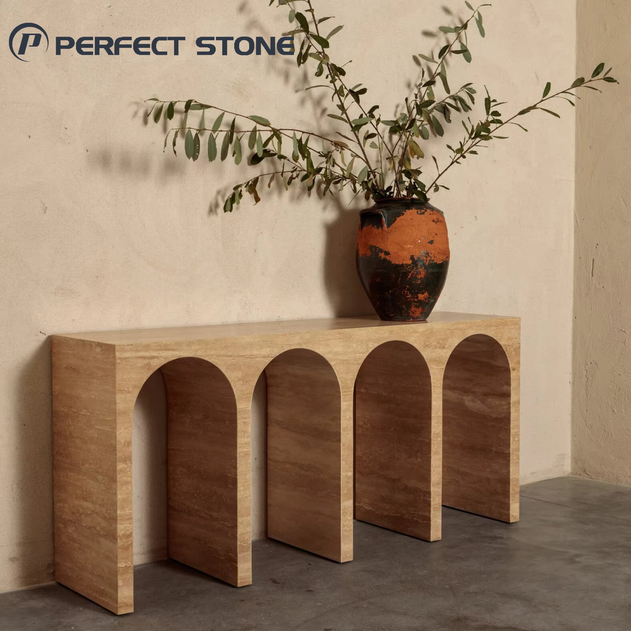 Masa consolă din piatră naturală travertin îngustă PerfectStone, plasată în spatele canapelei, lângă perete