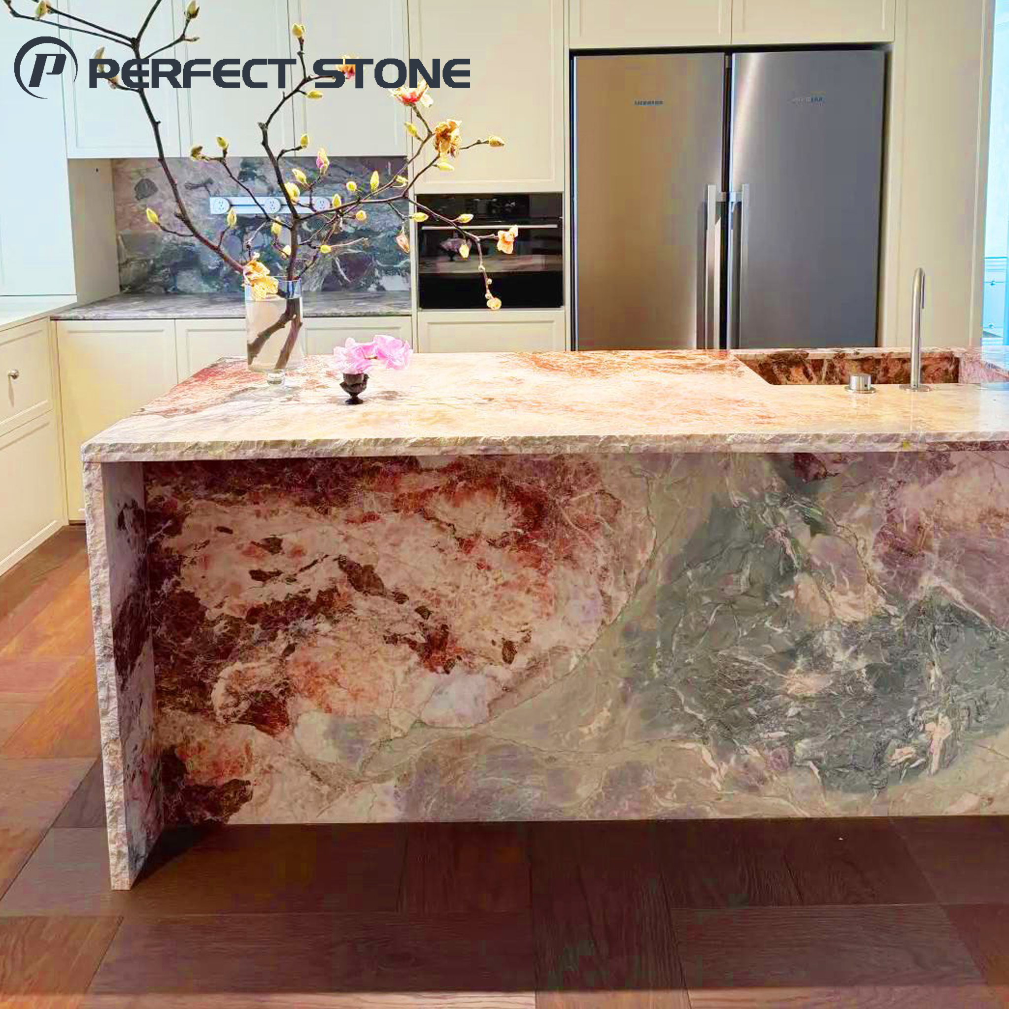 Přírodní mramorový kuchyňský ostrůvek Four Season Pink od značky PerfectStone pro luxusní projekty vil a hotelů