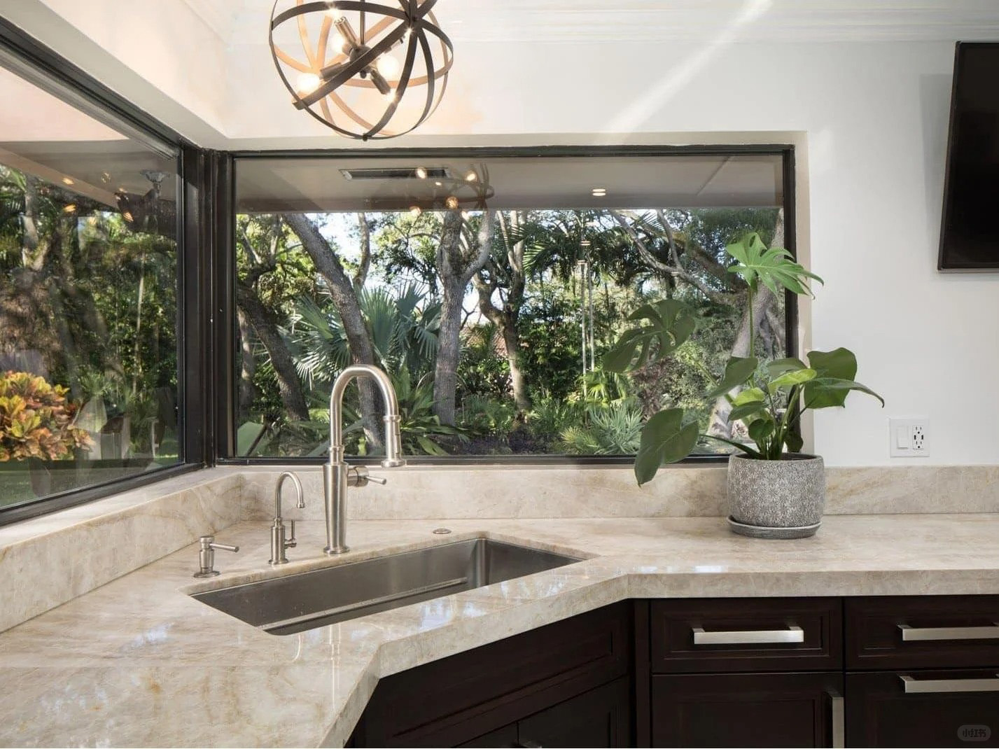 Why Taj Mahal Quartzite Is Perfect for Kitchen Counters