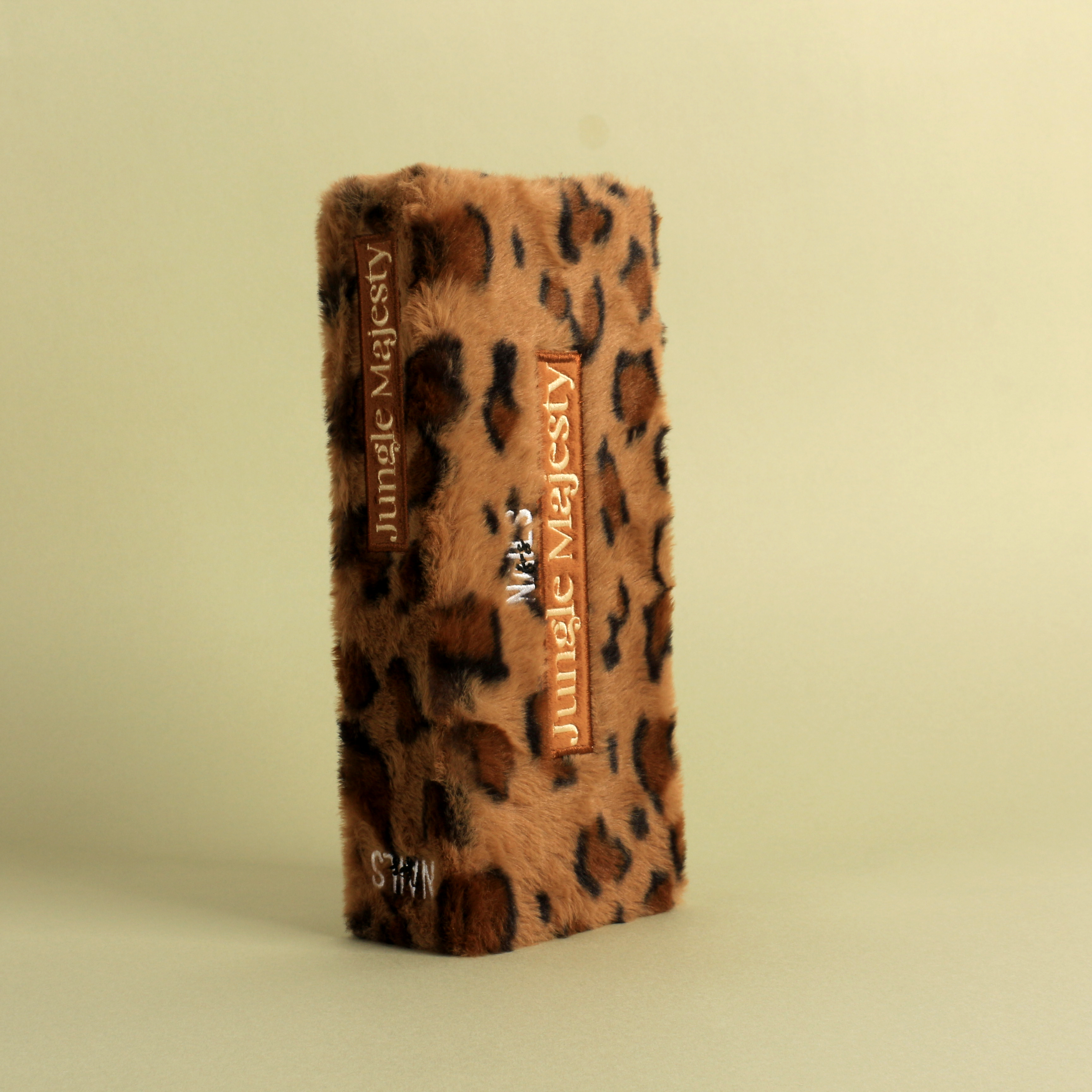 jungle-majesty-faux-fur-rigid-beauty-box-front-view(9938106171).JPG