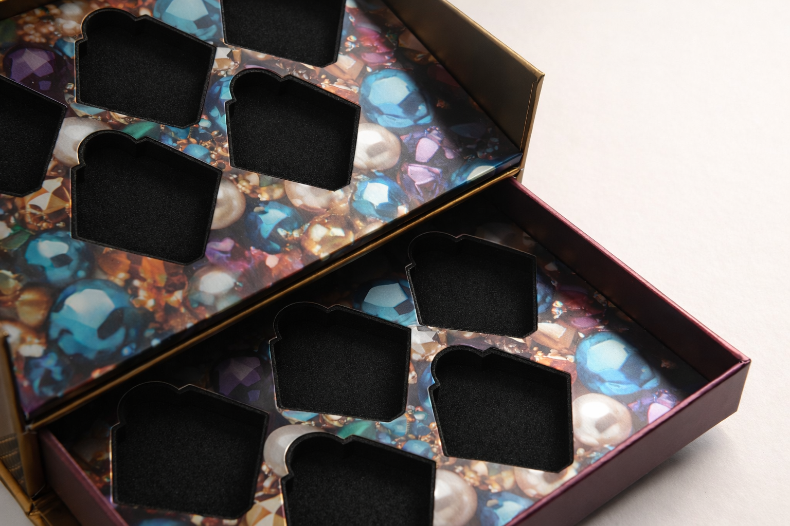 custom-vintage-eyeshadow-gift-box-eva-insert-closeup(aa963de331).png