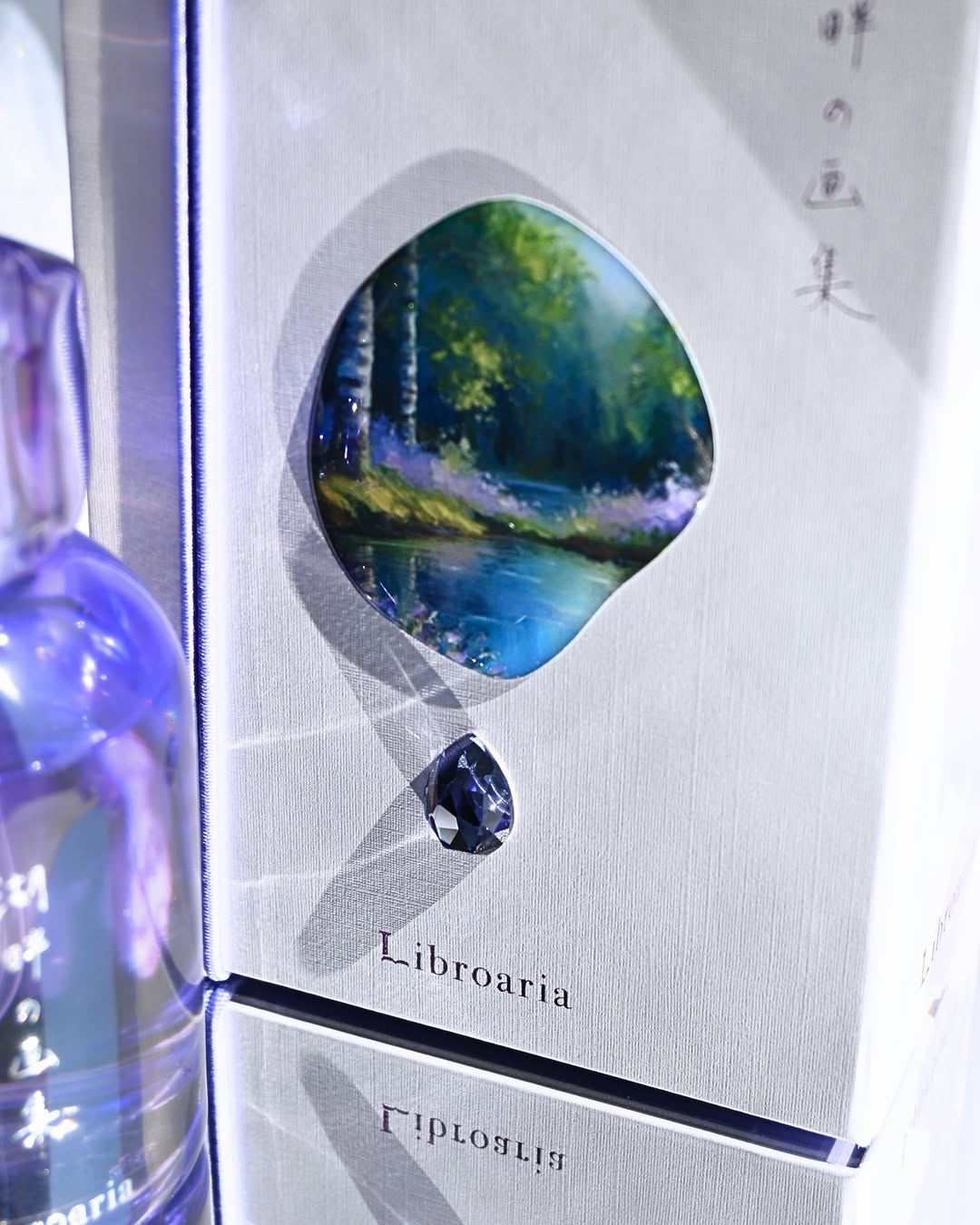 book-shape-magnetic-box-for-perfume-acrylic-details(eaafa67d4d).jpg