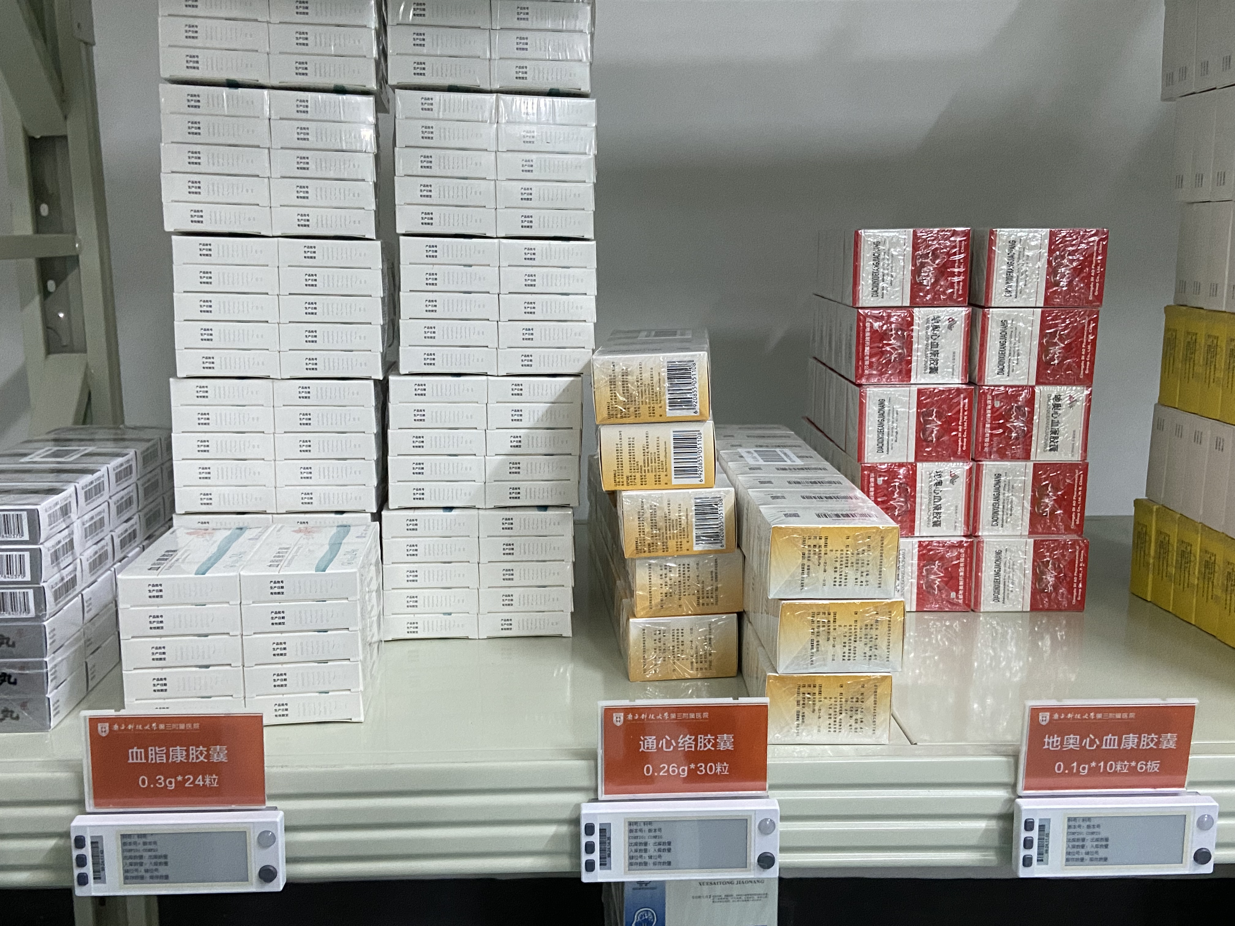 How Electronic Shelf Labels (ESL) Reduce Medication Errors and Automate Hospital Pharmacy Inventory